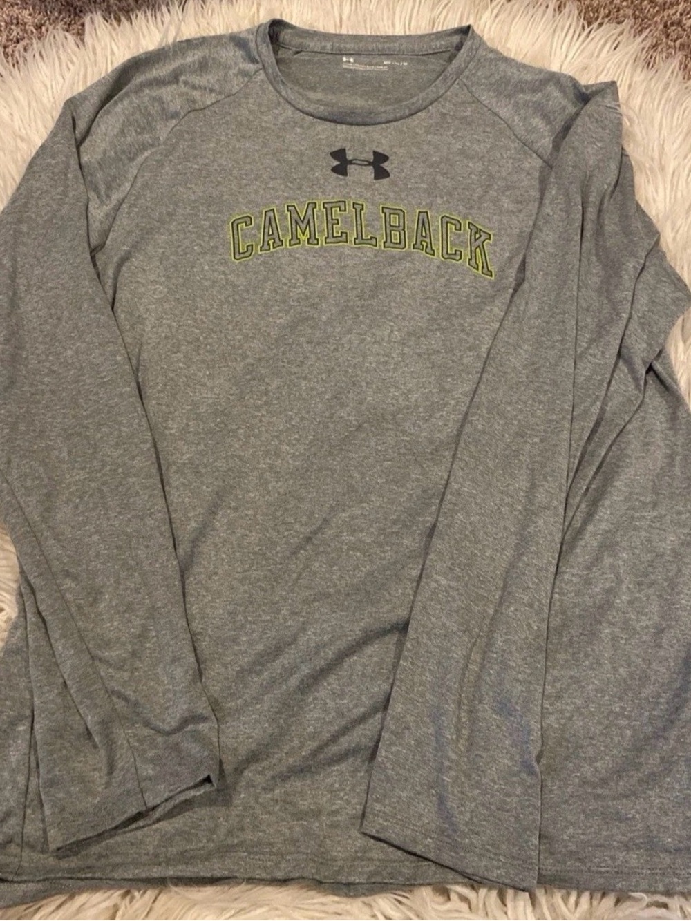 Under Armour medium Gray Long-Sleeve Performance Tee Yellow-Green Camelback Logo
